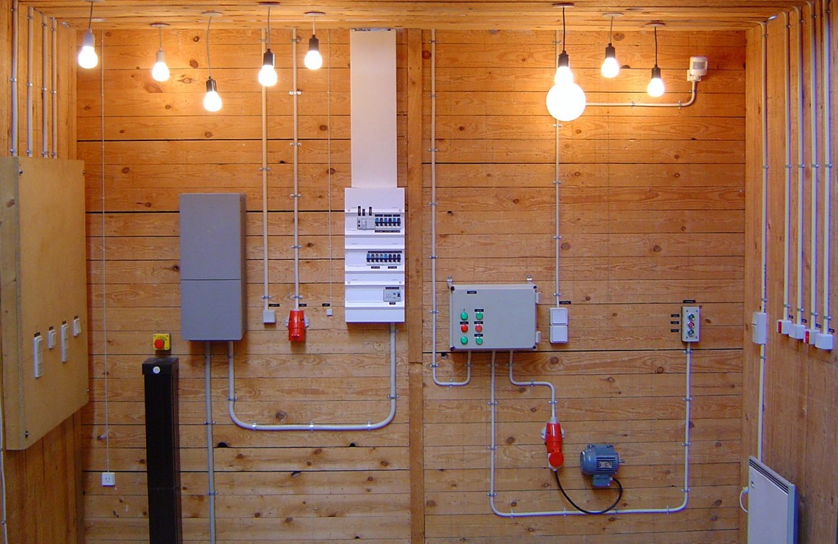 Как провести электричество в загородный дом