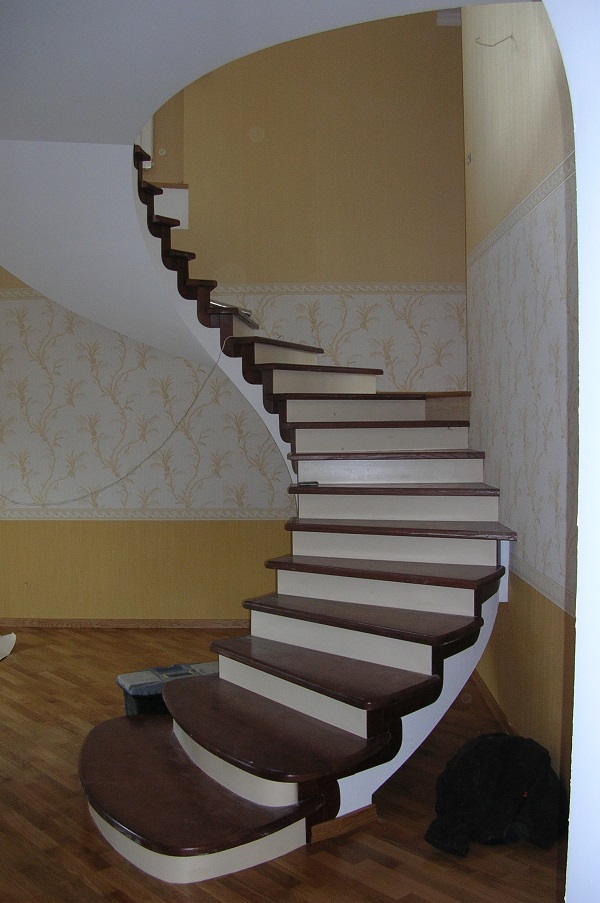 Монолитные лестницы в загородных домах