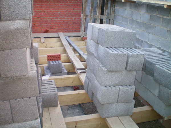 Особенности строительства домов из керамзитоблоков