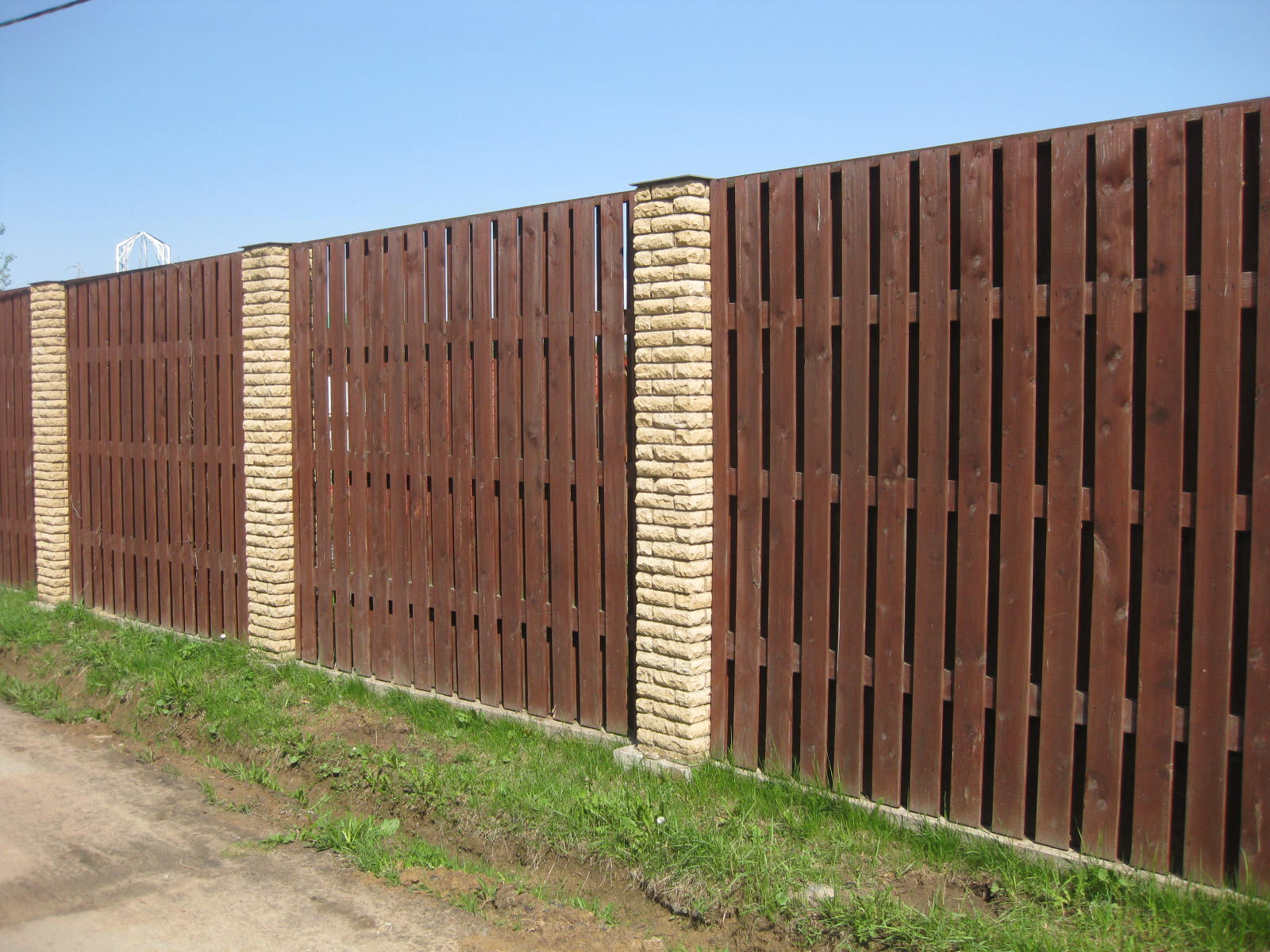 Забор для дачи какой дешевле. Дачный забор из евроштакетника. Забор дачный деревянный. Деревянный забор для дачи. Дачные заборы из дерева.